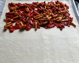 Foto del paso 1 de la receta: Hojaldre de pimientos asados al ajillo, setas y quesos, con top de pimentón dulce y chía