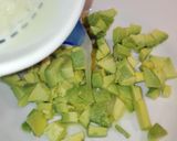 Foto del paso 1 de la receta: Ensaladilla picante de aguacate y cangrejo