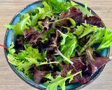 Une image de l'étape 4 de Salade de mesclun avec œufs farcis au thon.