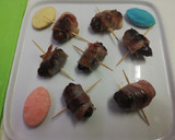 Foto del paso 3 de la receta: Dátiles rellenos de queso azul envueltos con bacon