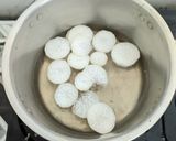 Foto langkah ke 3 dari resep Sop Lobak Sosis.