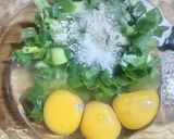 Foto langkah ke 2 dari resep Telur Dadar Golden Delight.