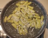 Foto del passaggio 10 della ricetta Cavatelli rigati e pesto di baccelli di fave con fave e piselli