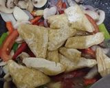 Foto langkah ke 3 dari resep Tumis Tahu Jamur.