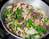 صورة لخطوة 3 من وصفة فطر مع لحمة ناعمة