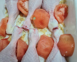 Foto del paso 3 de la receta: Muslos al horno con tomate y arroz 🍚