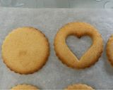 Foto del passaggio 6 della ricetta Biscotti con marmellata al lampone