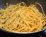 Foto del paso 2 de la receta: Atún rojo al ajillo con spaghetti integrales