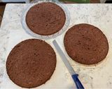 Foto del passaggio 4 della ricetta Torta mousse con cioccolato, panna e fragole