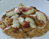 Foto del paso 8 de la receta: Torticas de coliflor a la pizza🍕de cebolla caramelizada🧅, queso crema🧀, tomate🍅