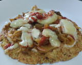 Foto del paso 8 de la receta: Torticas de coliflor a la pizza🍕de cebolla caramelizada🧅, queso crema🧀, tomate🍅
