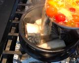 Hình bước làm 4 của món Cá nục - mackerel kho cà chua và thơm
