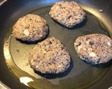 Φωτογραφία βήματος 6 της συνταγής Vegburger: μαύρα φασόλια και κινόα