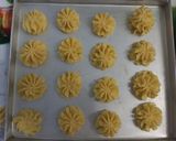 Foto langkah ke 4 dari resep Kue Kering Sagu keju.