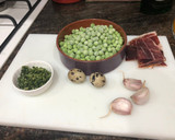 Foto del paso 1 de la receta: Guisantes salteados con jamón, huevos de codorniz y salchichas
