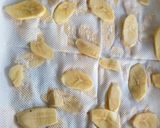 A picture of step 3 of Green banana bhajia.