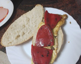 Foto del paso 3 de la receta: Bocadillo de lomo adobado con pimiento del piquillo, tortilla y queso