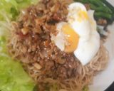 รูปขั้นตอนการทำที่ 3 ของ บะหมี่หมูสับทรงเครื่องกระเทียมดำ Pork&Black Garlic Sauce Noodle