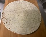 Une image de l'étape 1 de Roulés de wraps au saumon fumé et fromage frais.