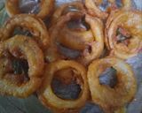 A picture of step 4 of Crispy onion rings pakorey.