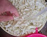 Foto del paso 1 de la receta: Ensalada templada de col al pimentón con ajos fritos 🧄