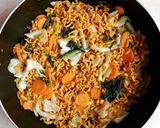 Foto langkah ke 4 dari resep Mie goreng sosis.