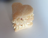 Foto del passaggio 8 della ricetta Cuori di millefoglie con crema chantilly e fragole vegan