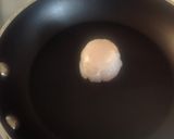 Foto del passaggio 2 della ricetta Capasanta con crema di lattuga, mango e fiocchi di sale nero