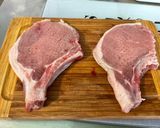 Une image de l'étape 2 de Côtes de porc marinées au chutney et persil grillées à la plancha.