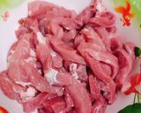 Hình bước làm 1 của món Nạc xào củ hành không bị cứng