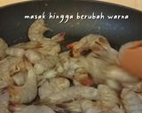 Foto langkah ke 2 dari resep Udang Saus Padang Kids Friendly.