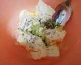 Fűszervajas csirkecombok velesült burgonyával recept fázis 2 fotója