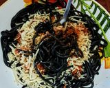 Foto del paso 3 de la receta: Espaguetis🍝Al Nero Di Seppia con Atún en Salsa Roja...!😋