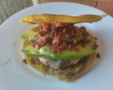 Foto del paso 13 de la receta: Hambur-arepa con aguacate🥙 cebolla caramelizada y mayomostaza ahumada🫓🍔