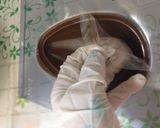 Foto del paso 4 de la receta: Huevos de Pascuas de Chocolate Relleno con Mousse de fresas!!
