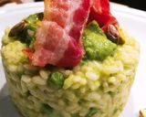 Foto del passaggio 7 della ricetta Risotto alla crema di piselli e parmigiano, pistacchi e pancetta