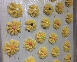 Foto langkah ke 4 dari resep Kue Mawar Krenyes.