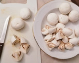 Foto del paso 1 de la receta: Champiñones al ajillo con Paleta ibérica