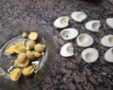 Foto del paso 1 de la receta: Huevos rellenos