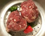 Foto del paso 2 de la receta Cuello de cordero al vapor, a las aromas de romeno y cominos
