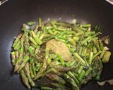 Foto del passaggio 3 della ricetta Farfalle rigate con asparagi e gamberetti