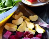 Hình bước làm 2 của món Nước ép cải bó xôi, củ dền và táo