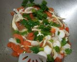 Foto langkah ke 4 dari resep Tumis Jamur Wortel.