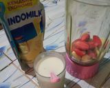 Foto langkah ke 2 dari resep Strawberry banana mocktail.