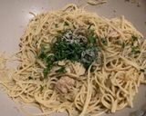 Foto langkah ke 7 dari resep Spaghetti Aglio e Olio Tuna dengan Daun Ketumbar.