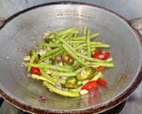 Foto langkah ke 3 dari resep Tumis buncis jamur enoki.
