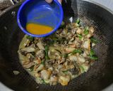 Foto langkah ke 5 dari resep Tumisan Kerang Dara Tomat Cabe Hijau.