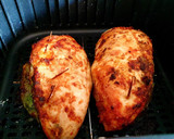Foto del paso 2 de la receta: Pechugas de pollo rellenas en freidora de aire Cosori