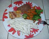 Foto del paso 14 de la receta: Pechuga de pollo rellena con guarnición de verduras y pasta