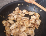 Foto del paso 4 de la receta: Pollo con salsa de champiñón